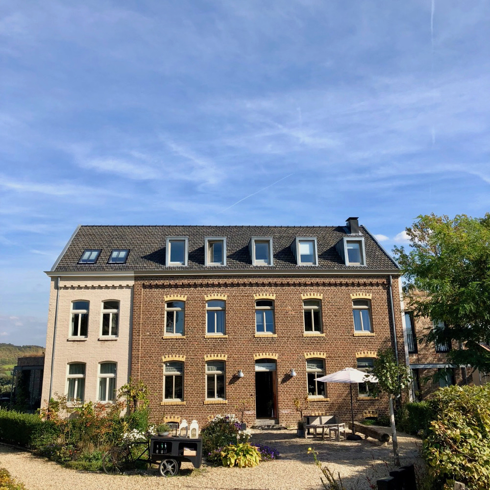 Voorgevel van Domein Holset, een karakteristieke gevel.