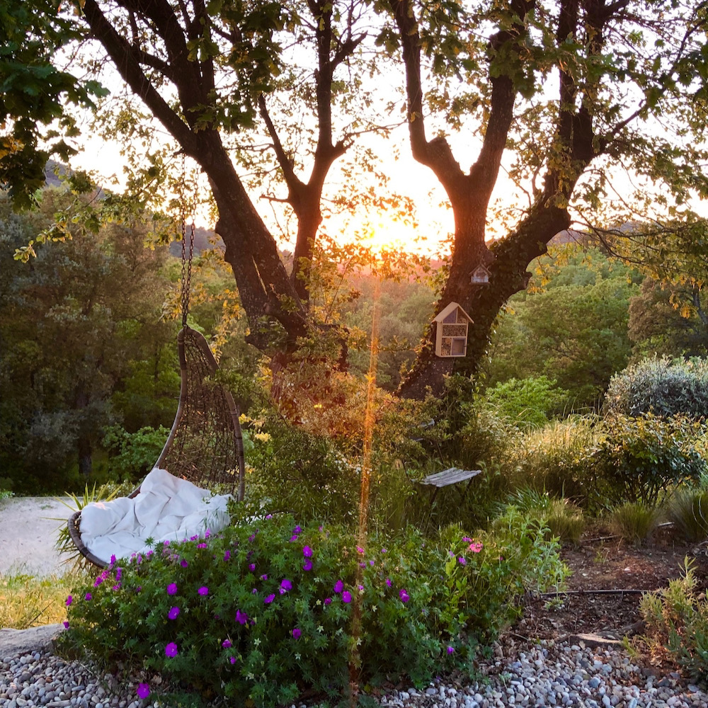 Verspreid over de tuin vind je fijne plekjes voor de gasten