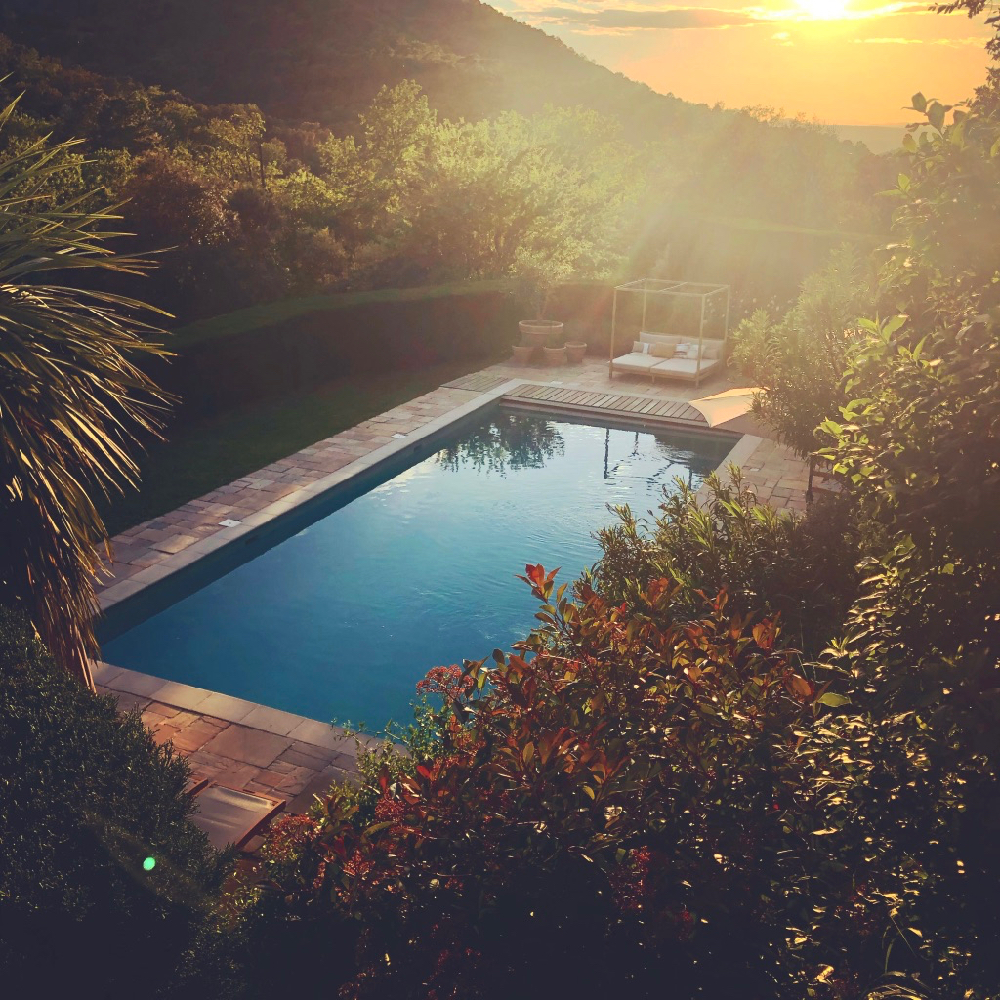 Zwembad in de avondschemering