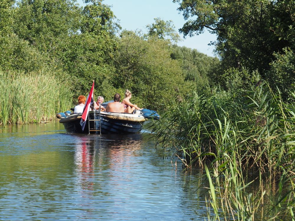 Met een sloep varen op de Friese Meren in Alde Feanen