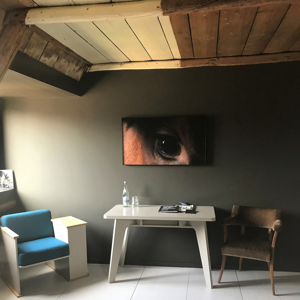 Zitje met authentiek balkenplafond hotelrestaurant in Friesland