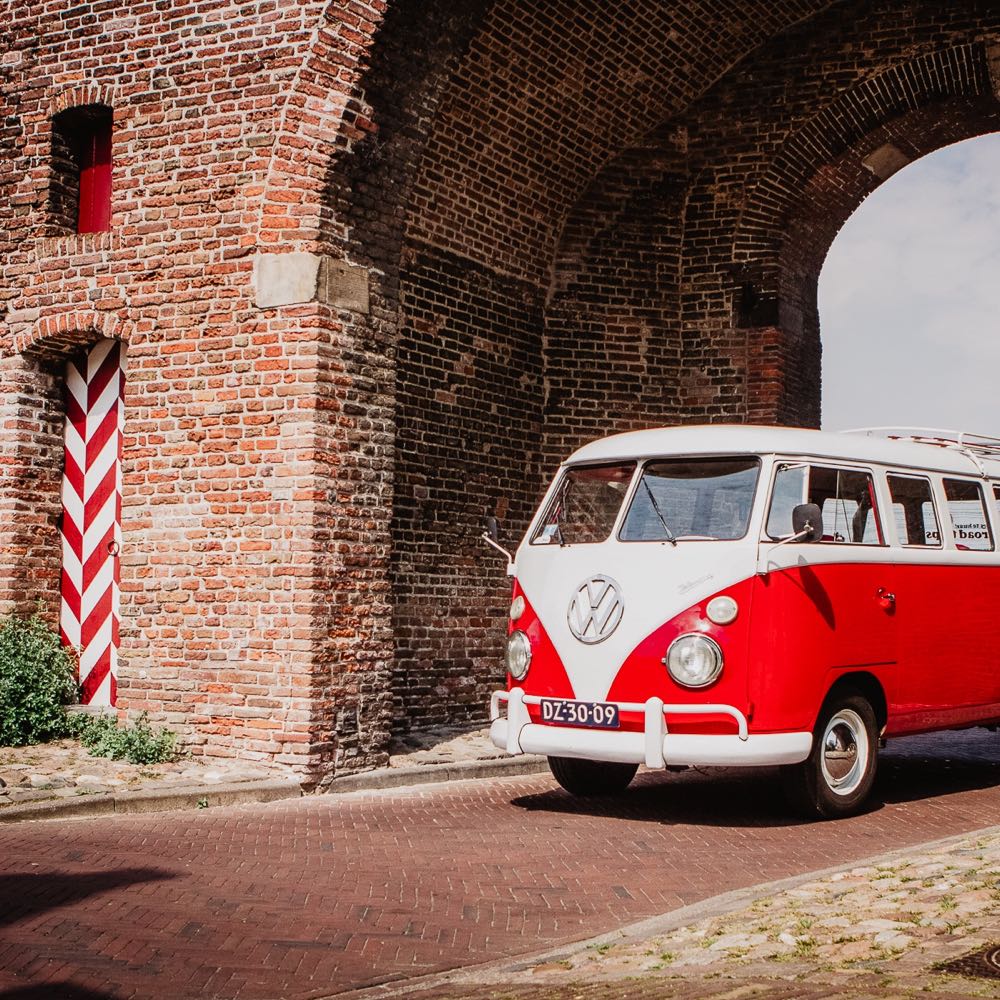 Rood Volkswagen busje om mee te toeren voor een dagje uit