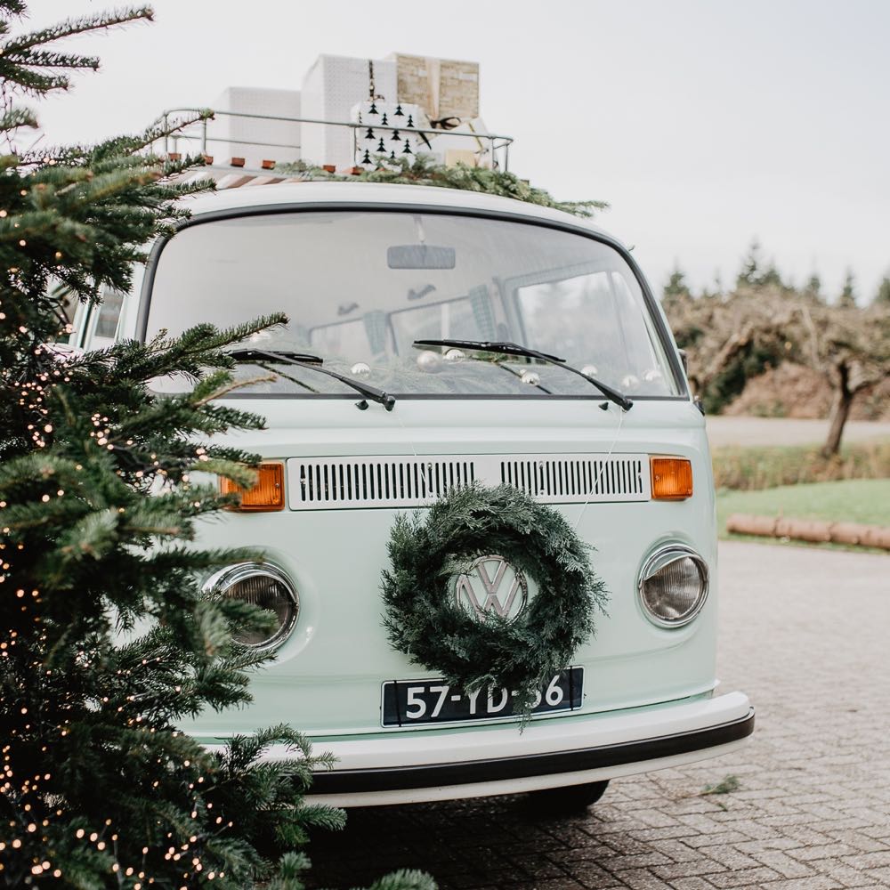 Volkswagen busje in kerstsfeer