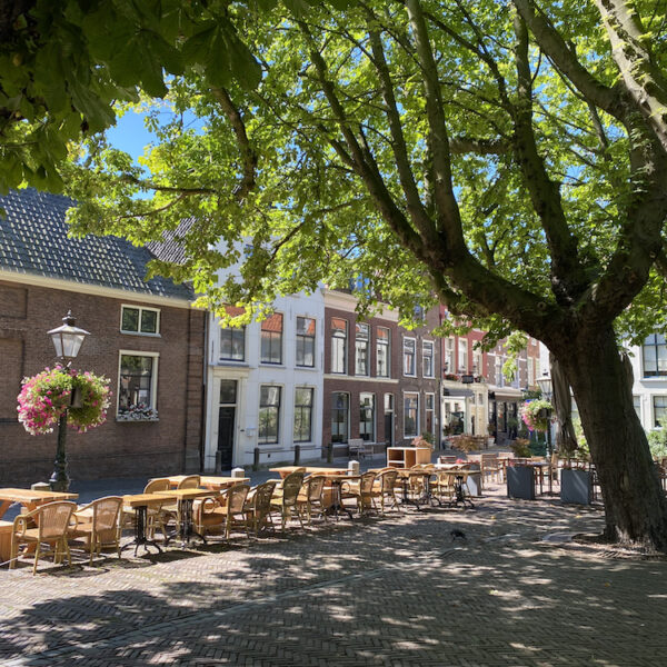 Terrasjes op een plein in Leiden