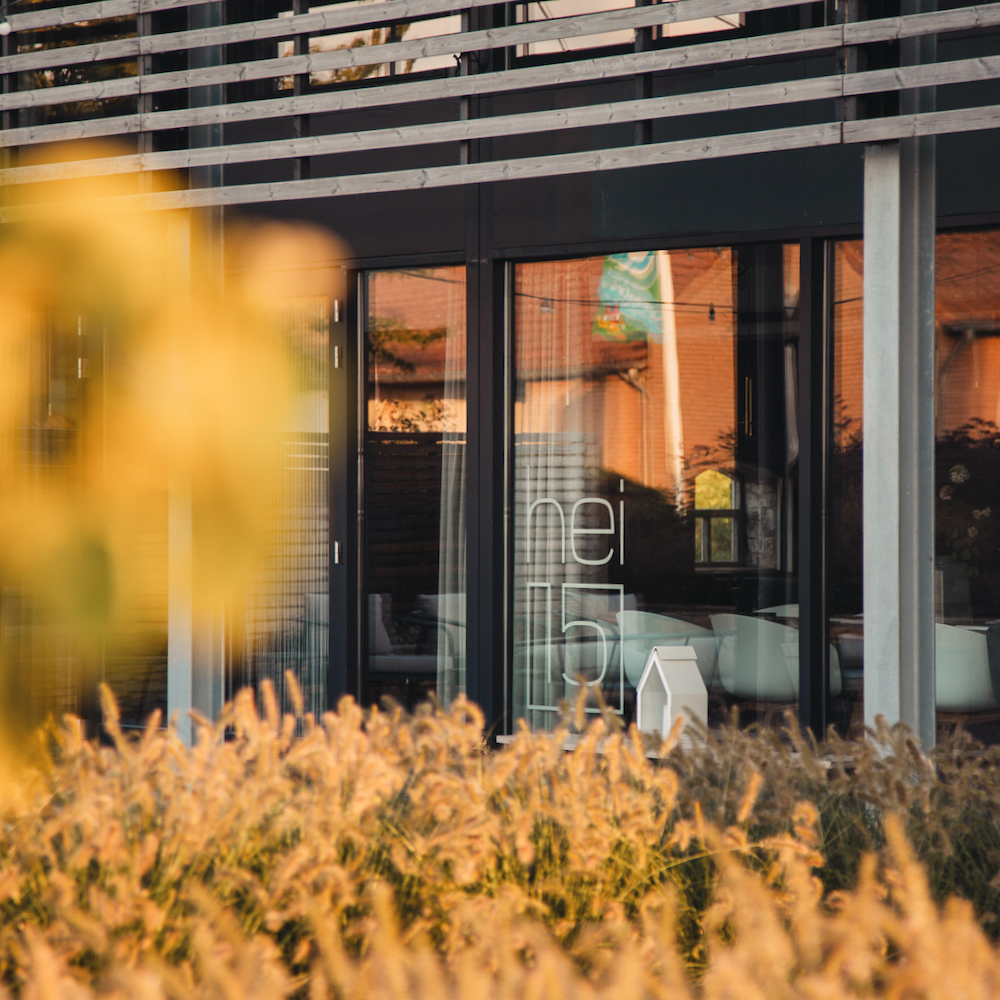 Logo van Hei 15 op het raam van de B&B