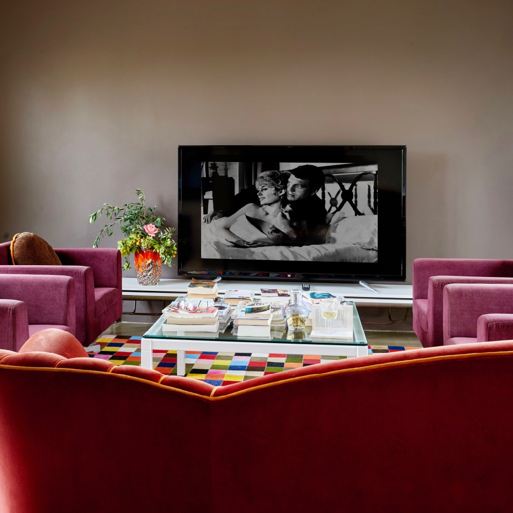 Televisiehoek met paarse banken