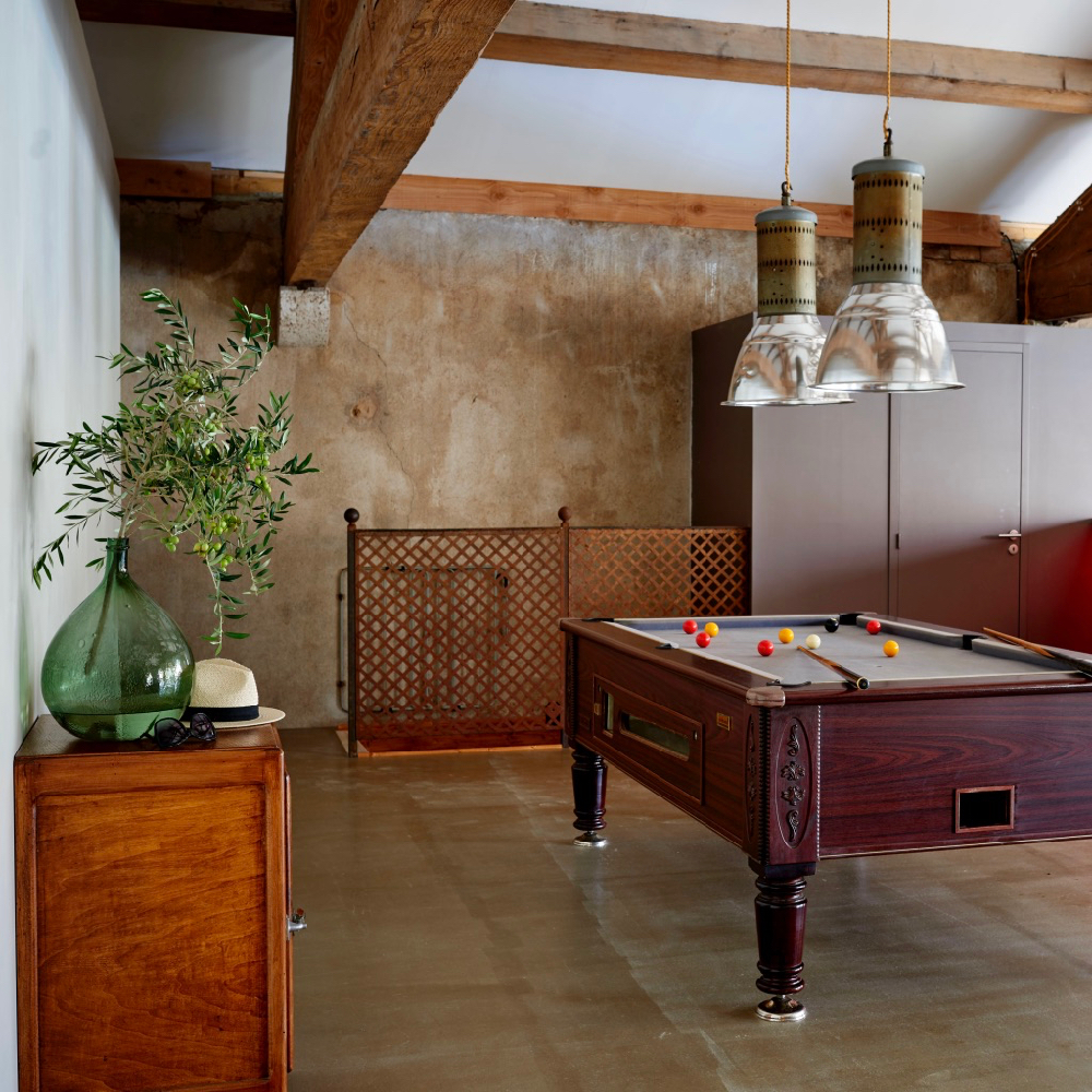 Biljarttafel met twee hanglampen erboven in de Loft Agnelles