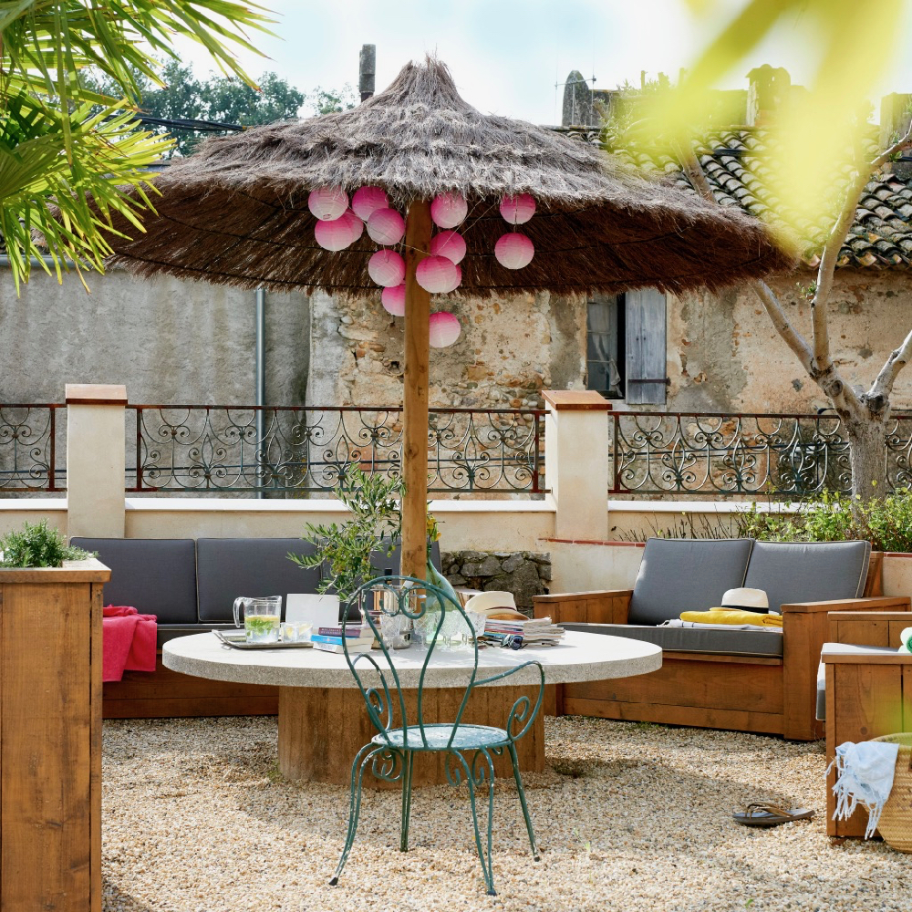 Loungehoek met rieten parasol