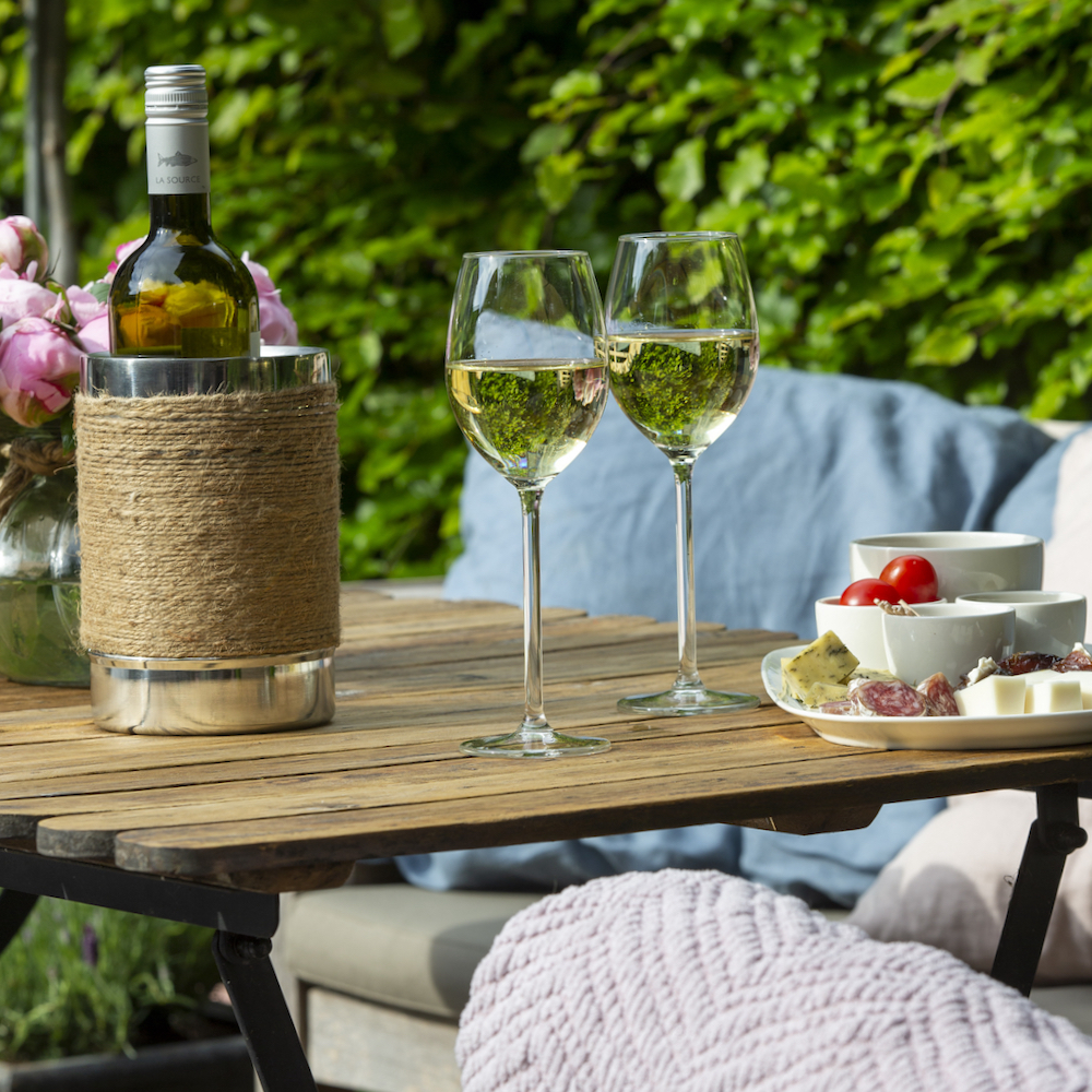Borrelen in de tuin van het hotel