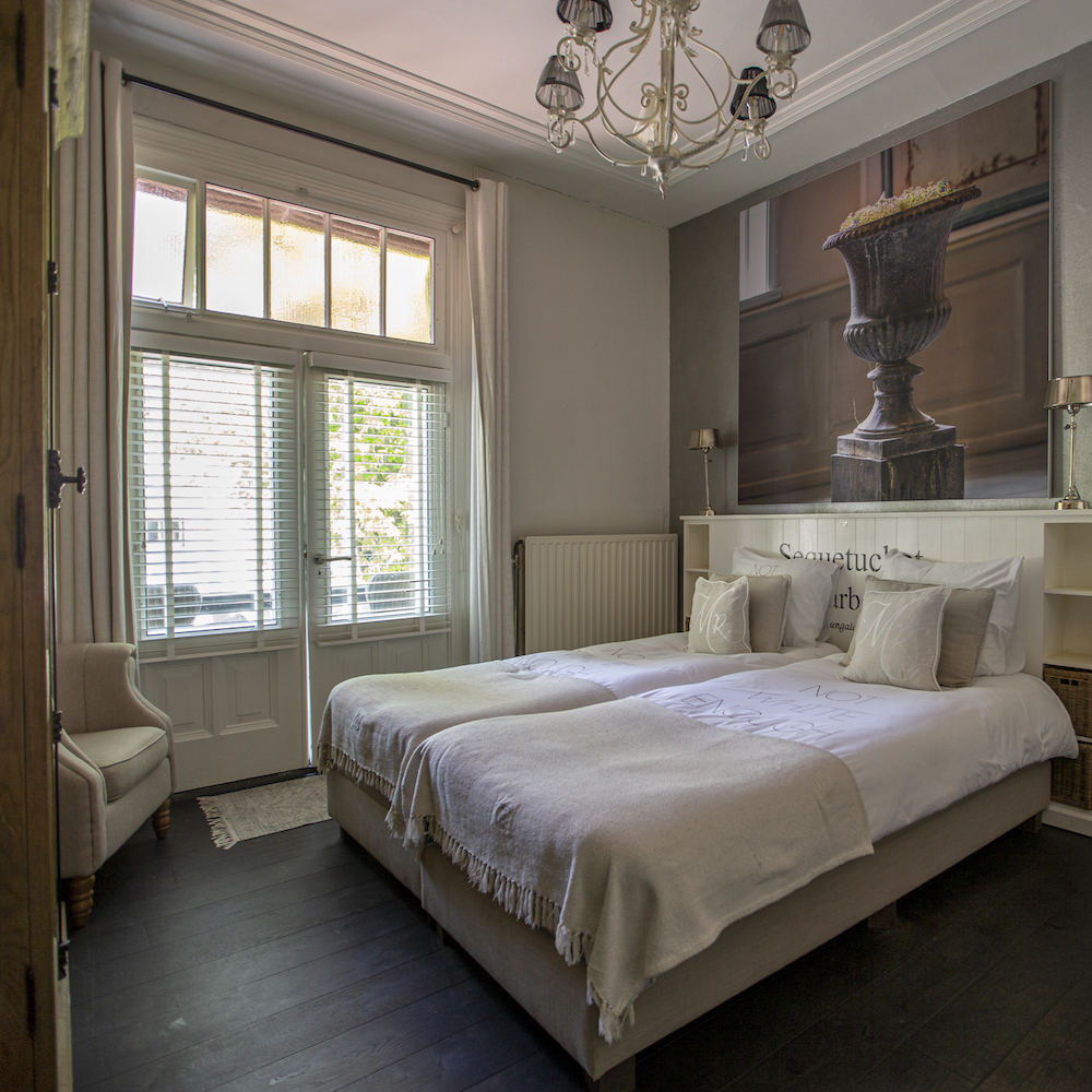 Lichte slaapkamer in het hotel