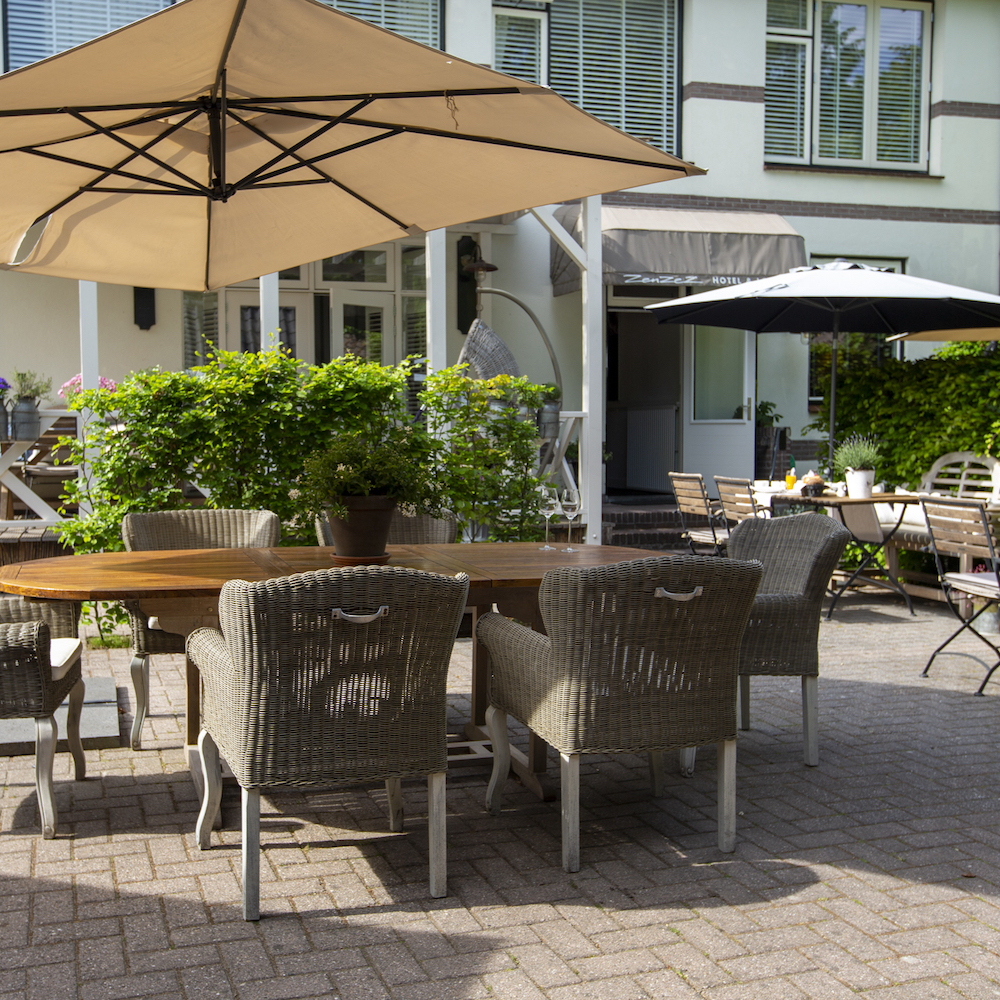 Zonnig terras bij het hotel in Apeldoorn