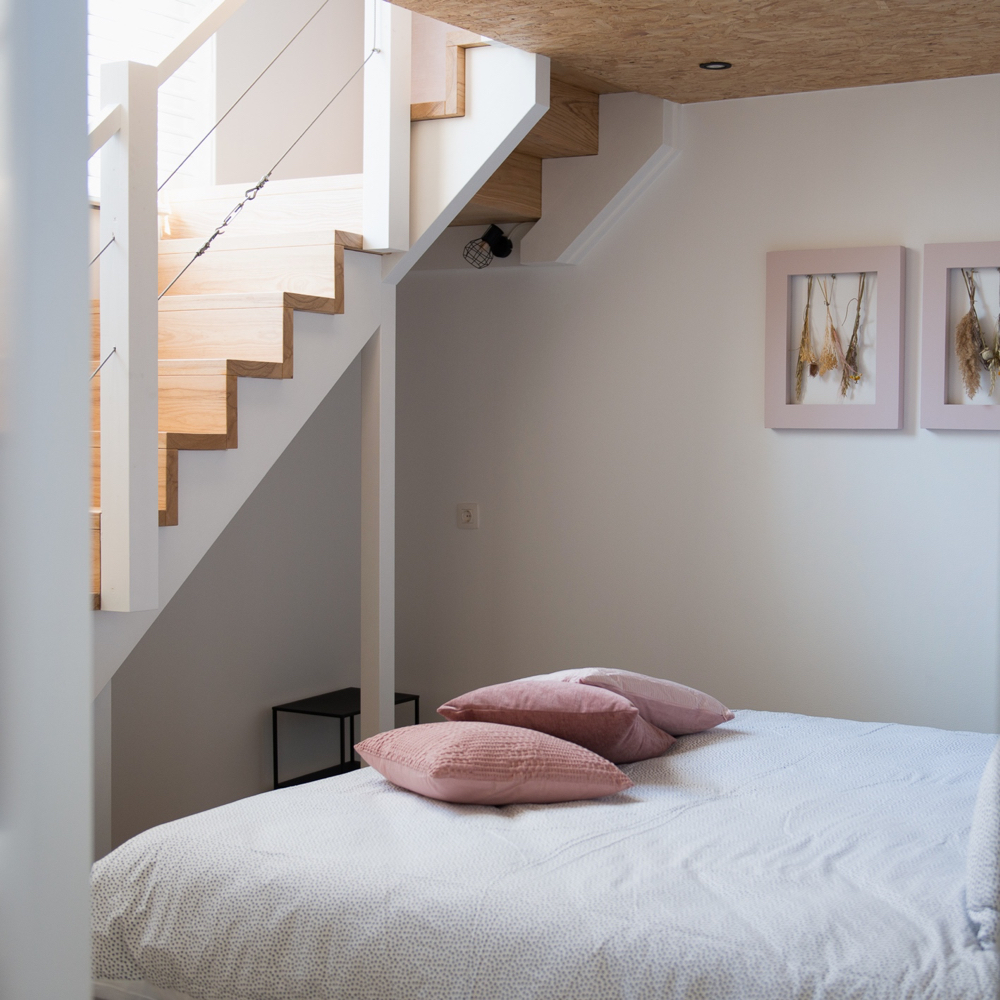 Opgemaakt tweepersoons bed in een b&b in Zeeland