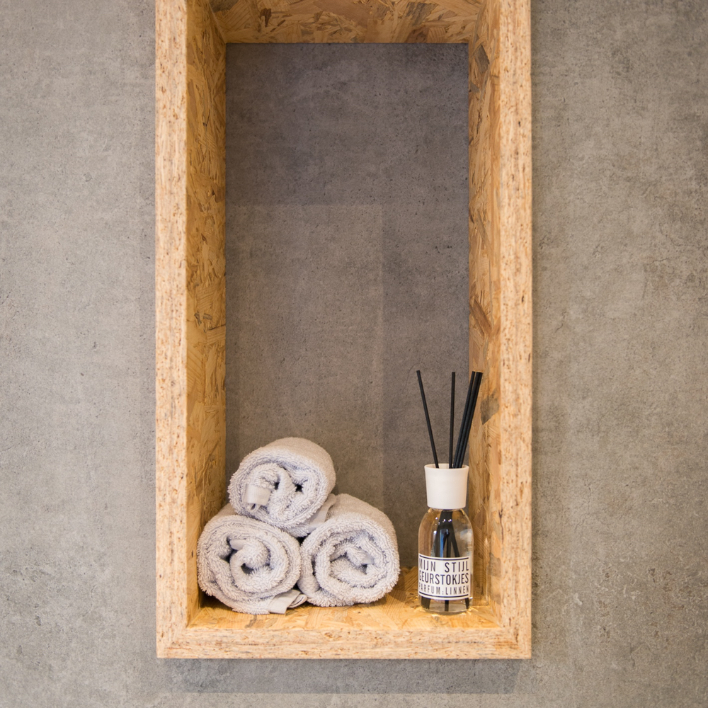 Kastje in de baskamer met handdoeken in een b&b