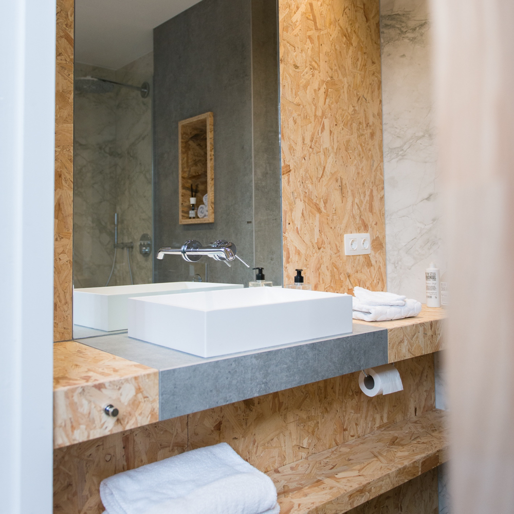 Moderne wastafel met houten accenten in een bed and breakfast