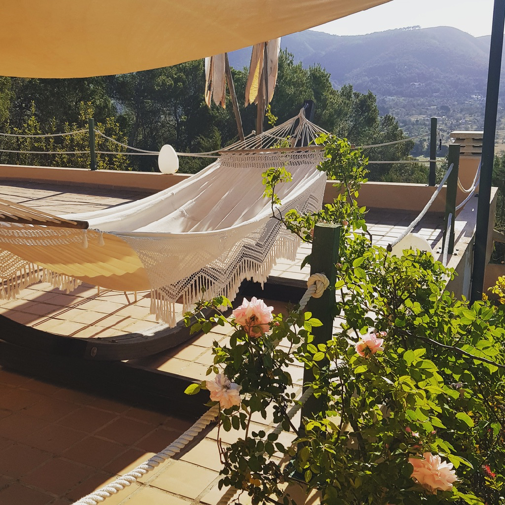 Hangmat op een balkon van een hotel op Ibiza