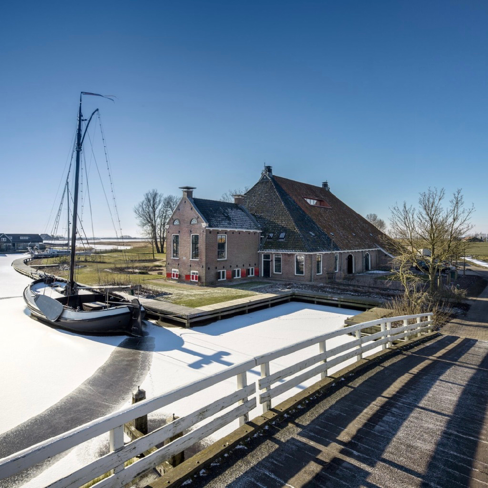Friese monumentale boerderij vanaf een brug
