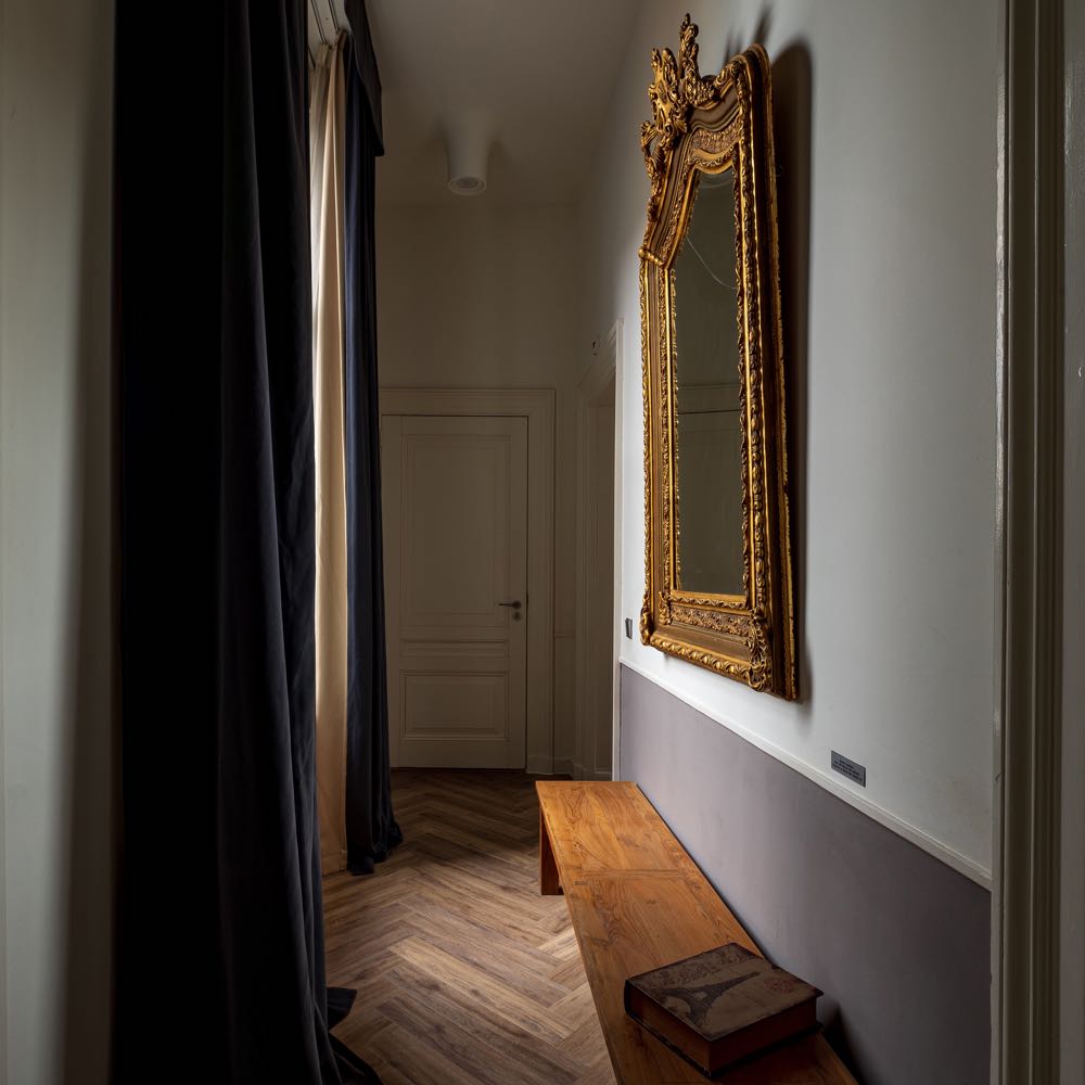 Art Suite met stijlvolle gang en grote spiegel