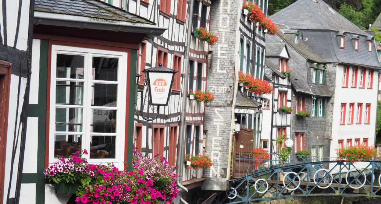 Rijtje vakwerkhuizen in Monschau, een typisch vakantie dorp in Duitsland