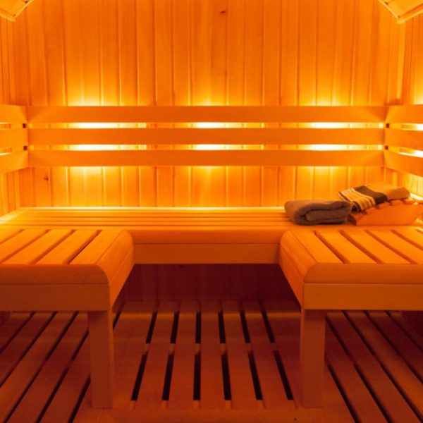 Houten ligbanken in de sauna