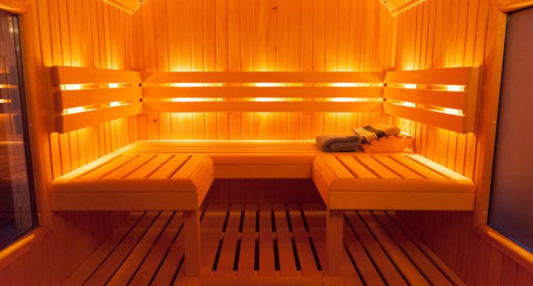 Houten ligbanken in de sauna