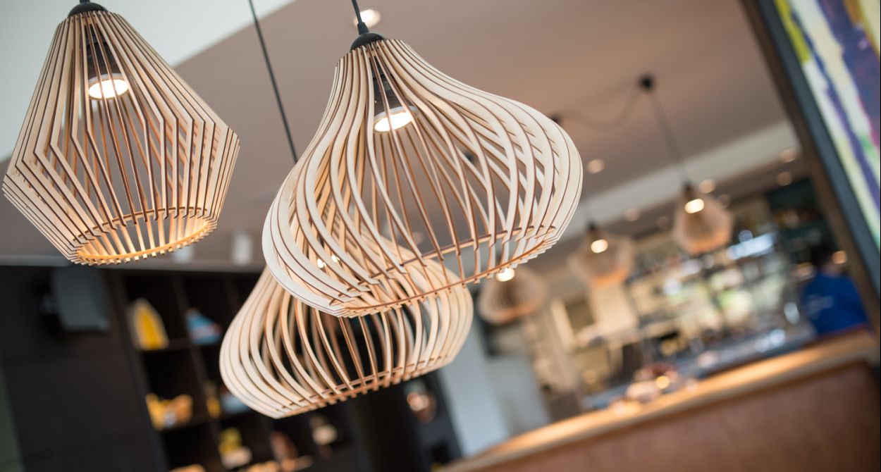 Stijlvolle lampen in de bar van boutique hotel Sterrenberg