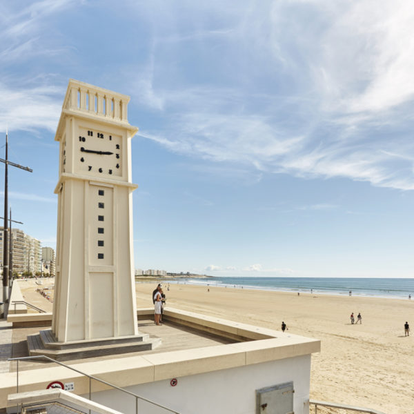Boulevard met appartement en breed zandstrand