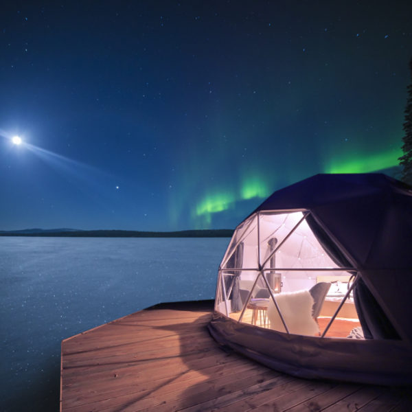 Dome tent met het Noorderlicht