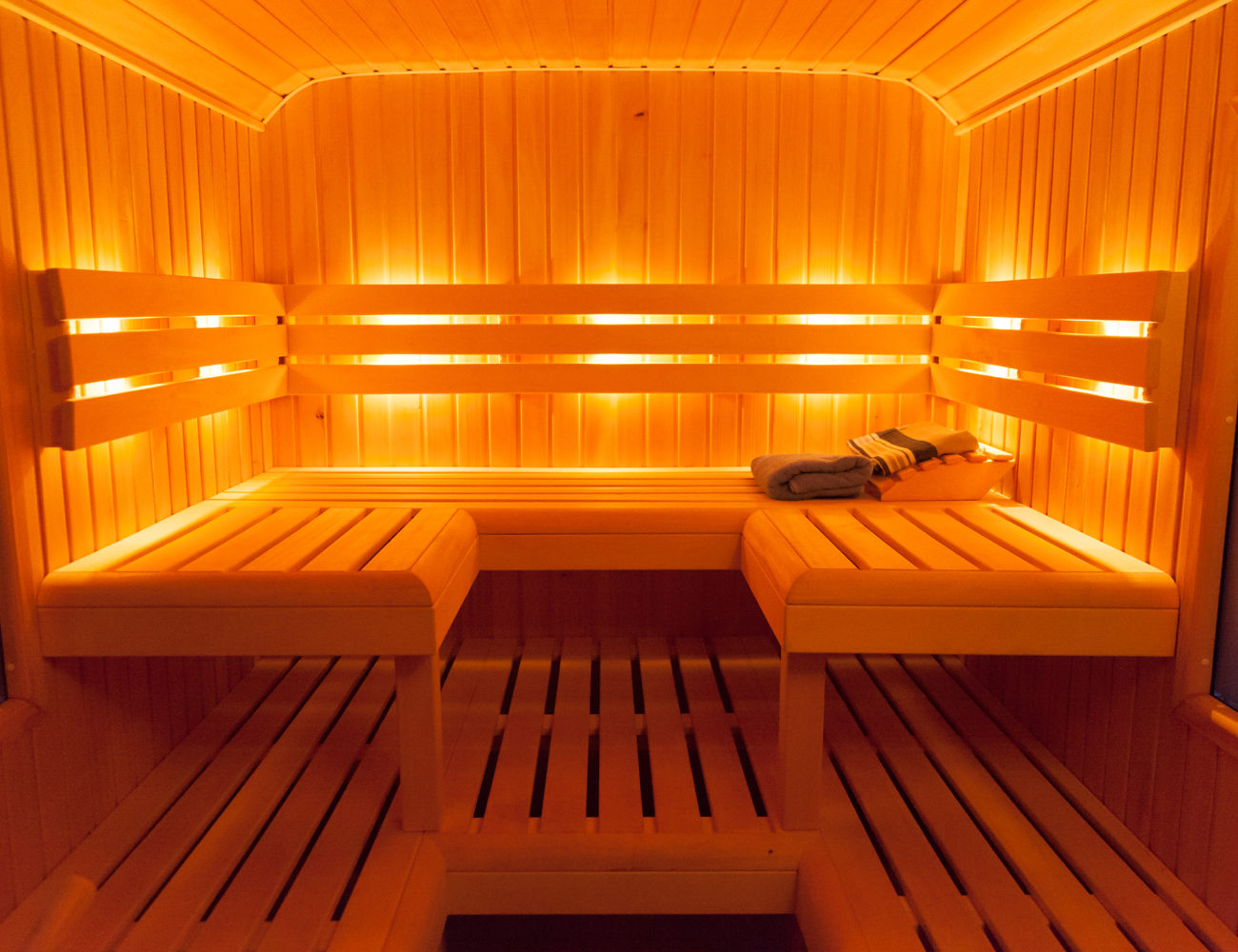 Houten ligbanken in de sauna