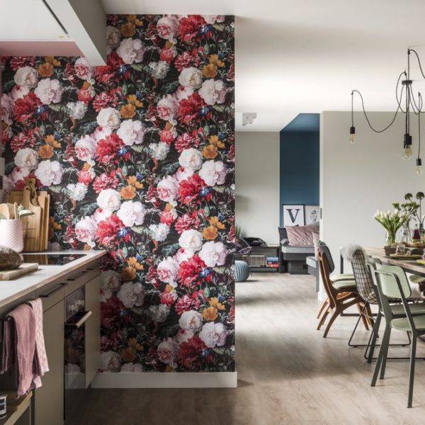 Bijzondere groepsaccommodatie, open keuken en lange tafel met allemaal andere stoelen