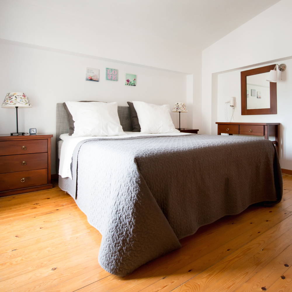 De villa heeft twee slaapkamers op de begane grond en eentje op de eerste verdieping.