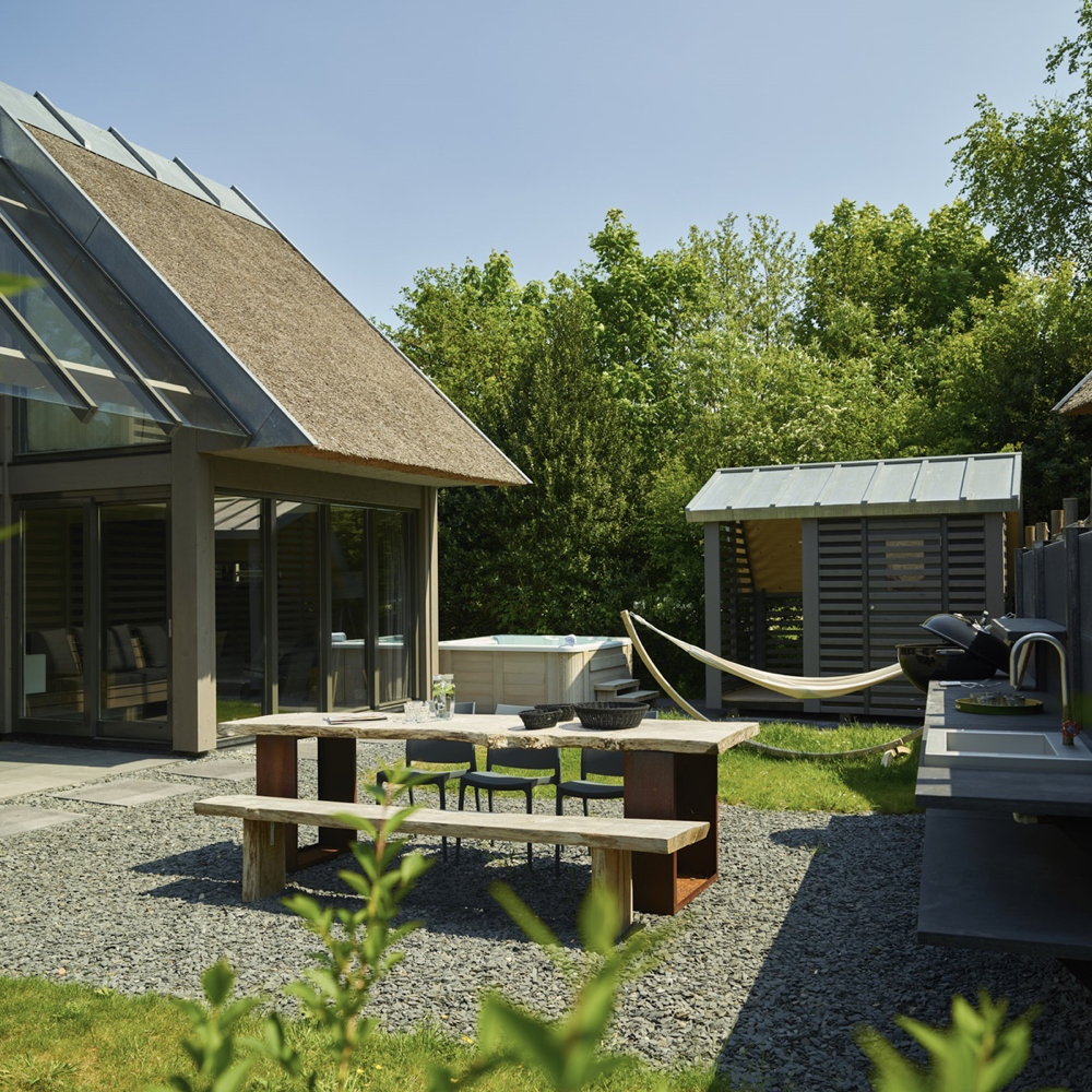 Modern vakantiehuis met ruime tuin en hangmat