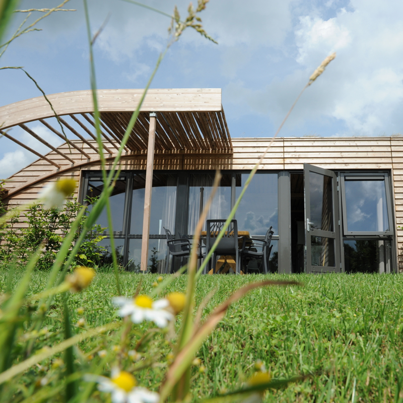 Alle grondulows zijn gebouwd van natuurlijke materialen en hebben een echt boomstammendak! 