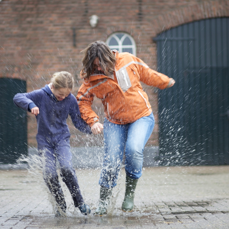 Neem vooral je eigen laarzen mee en haal oude kleren uit de kast! Vies worden mag!