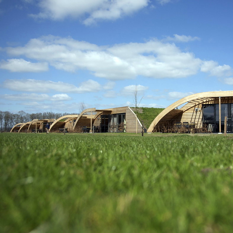 De Grondulows staan midden in het weiland naast de koeien. Zo kun je nog beter uitkijken op je ‘eigen’ koe die vaak in het weiland staat te grazen.