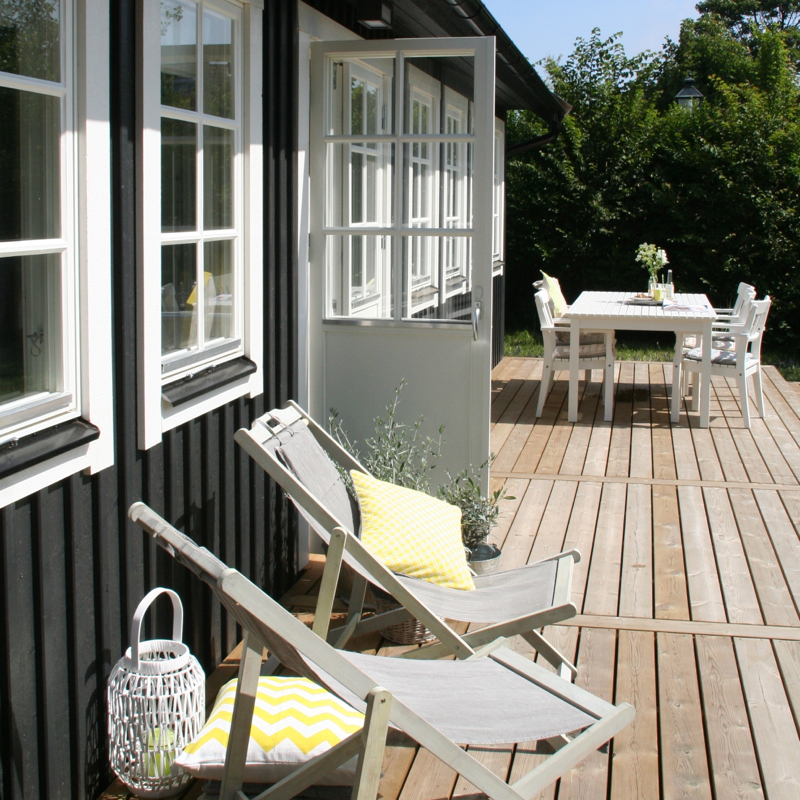Het heerlijke, lange terras bij het Huisje van Hout.