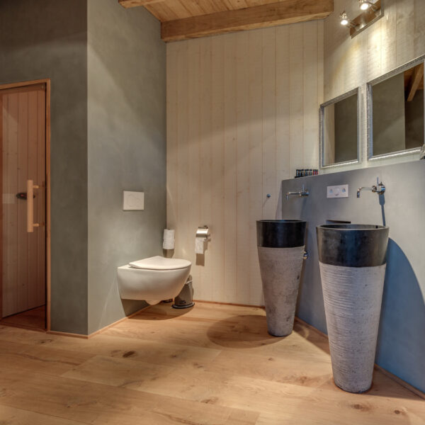 Badkamer met stenen wastafels en privé sauna