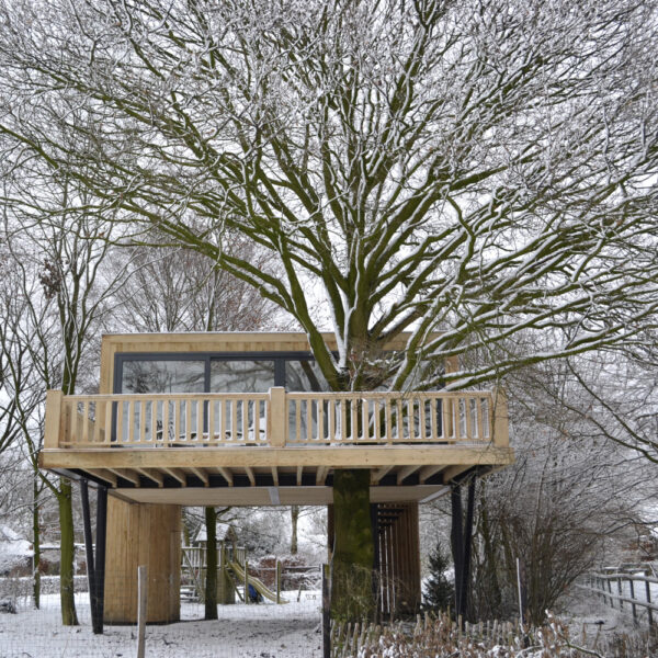 Luxe boomhut in de sneeuw