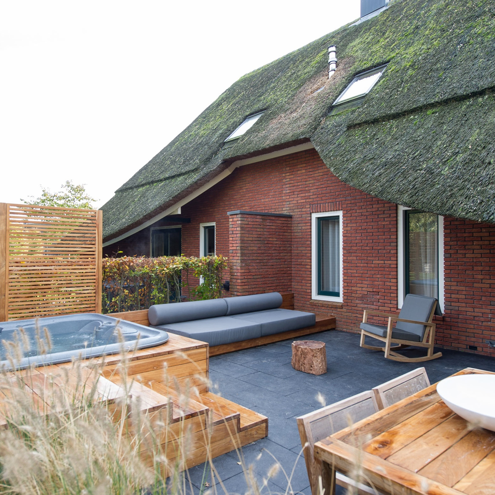 Een Finse sauna, badkamer met bubbelbad en whirlpool op het terras.