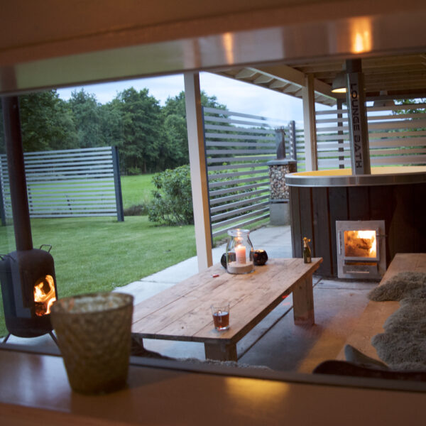Sauna, hot tub en buitenkachel.