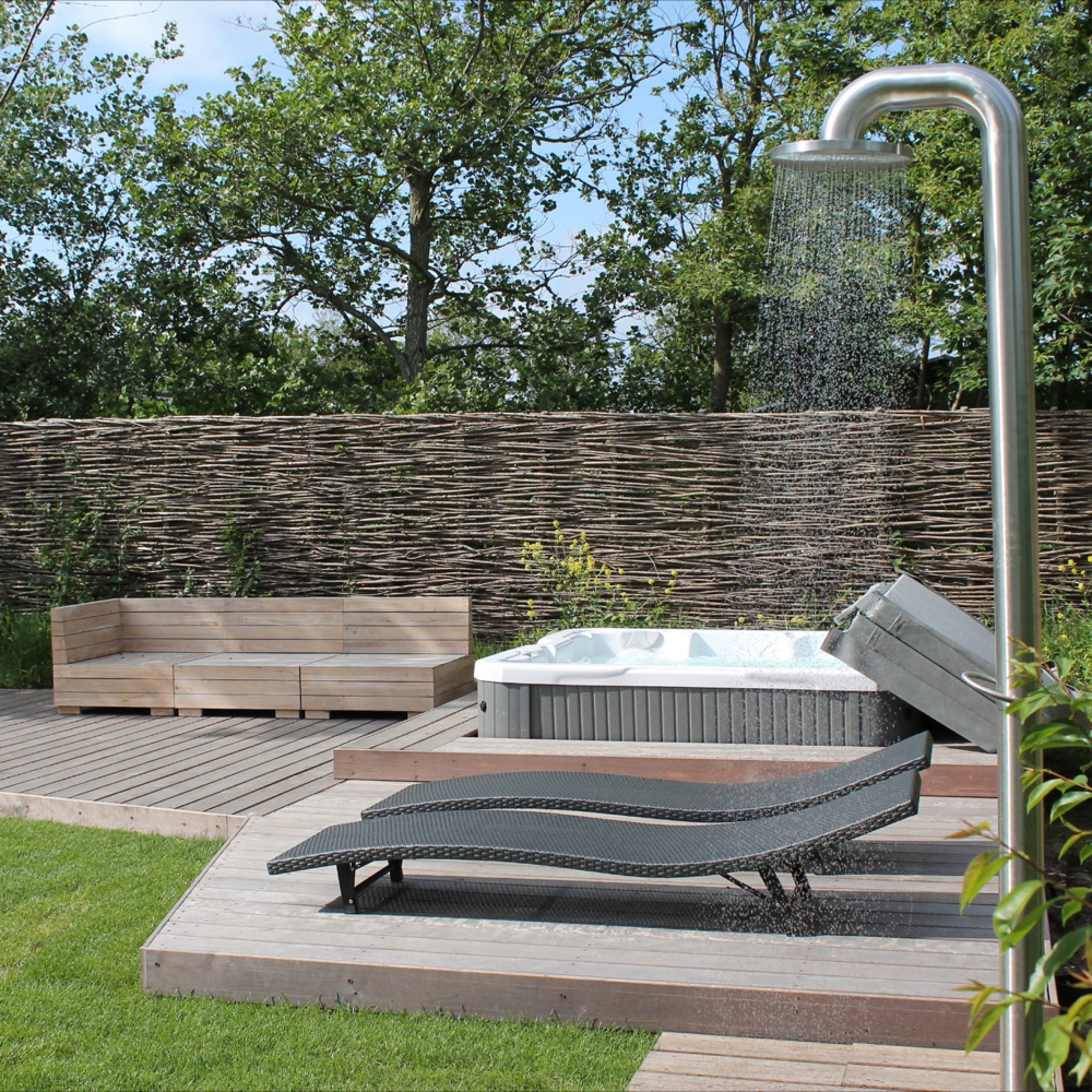 In de ruime tuin staat de whirlpool.
