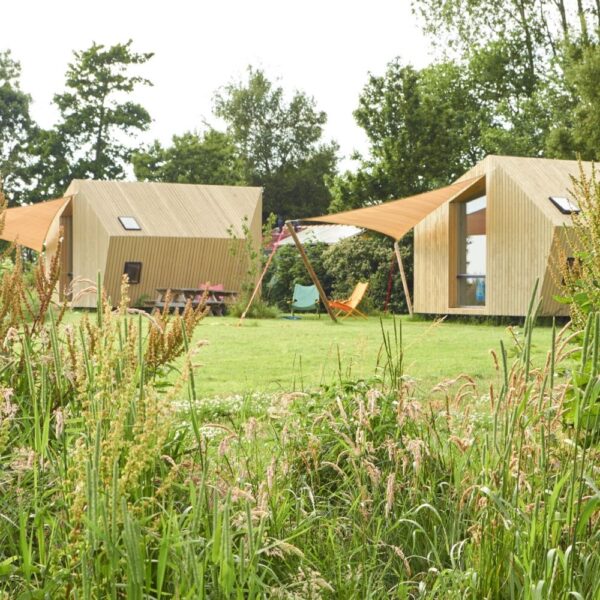 Verscholen in het groen staan de trek-ins op de natuurcamping.