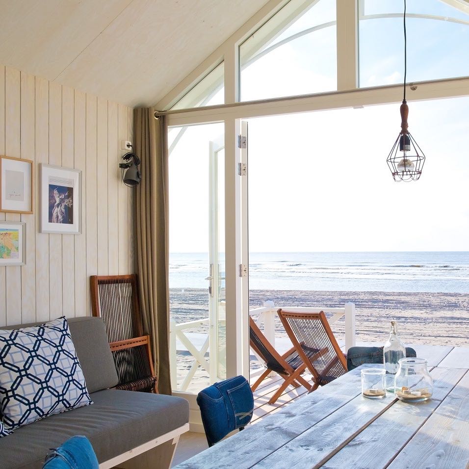 De Haagse Strandhuisjes zijn hip ingericht. Licht, ruim en in de sfeer van het strand.