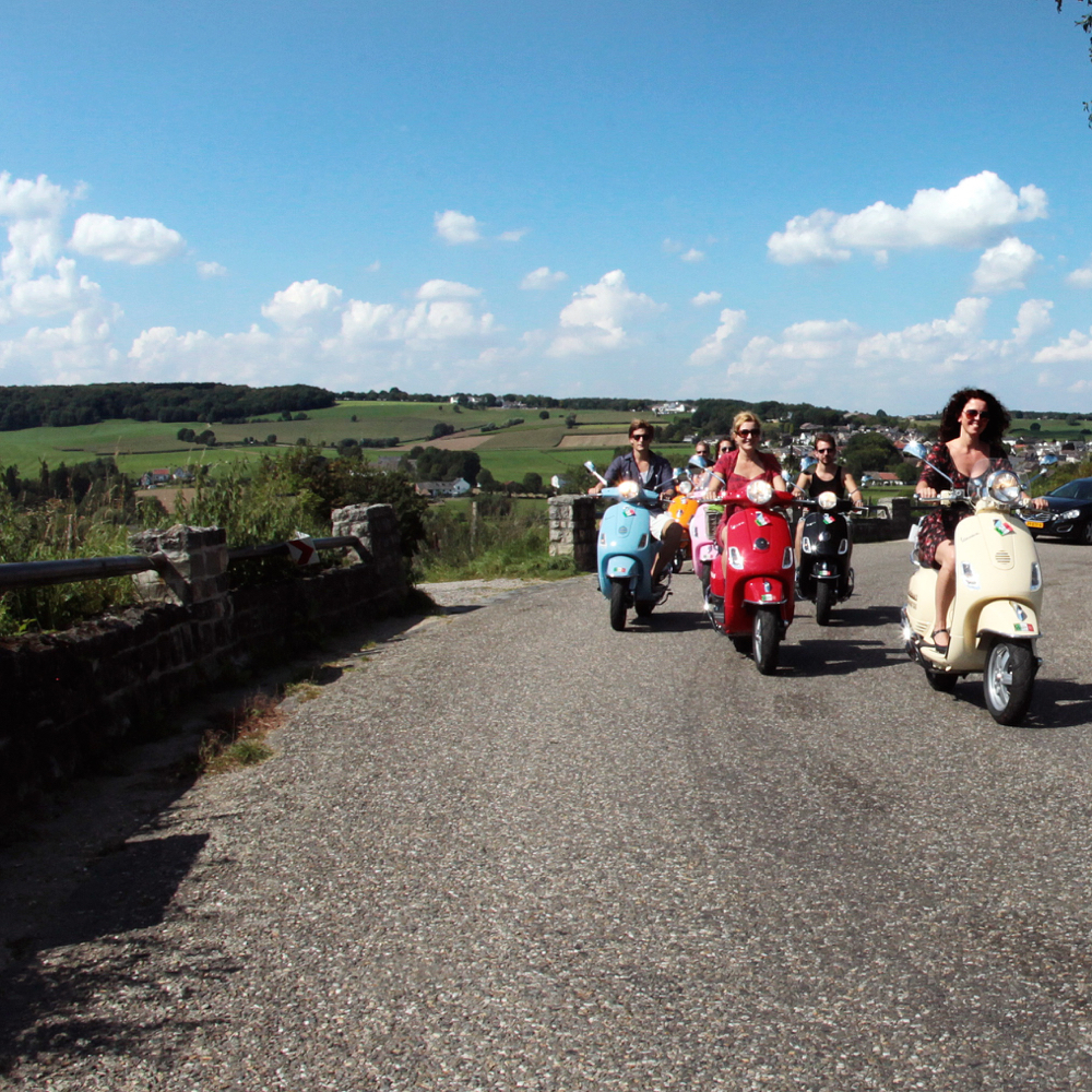 Een leuke activiteit: met een Vespa touren door het Limburgse Heuvelland