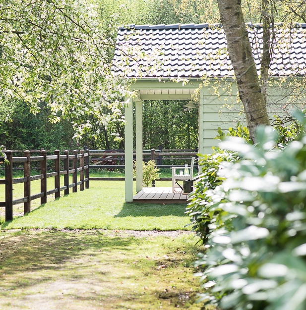 Een hotel suite in het weiland.