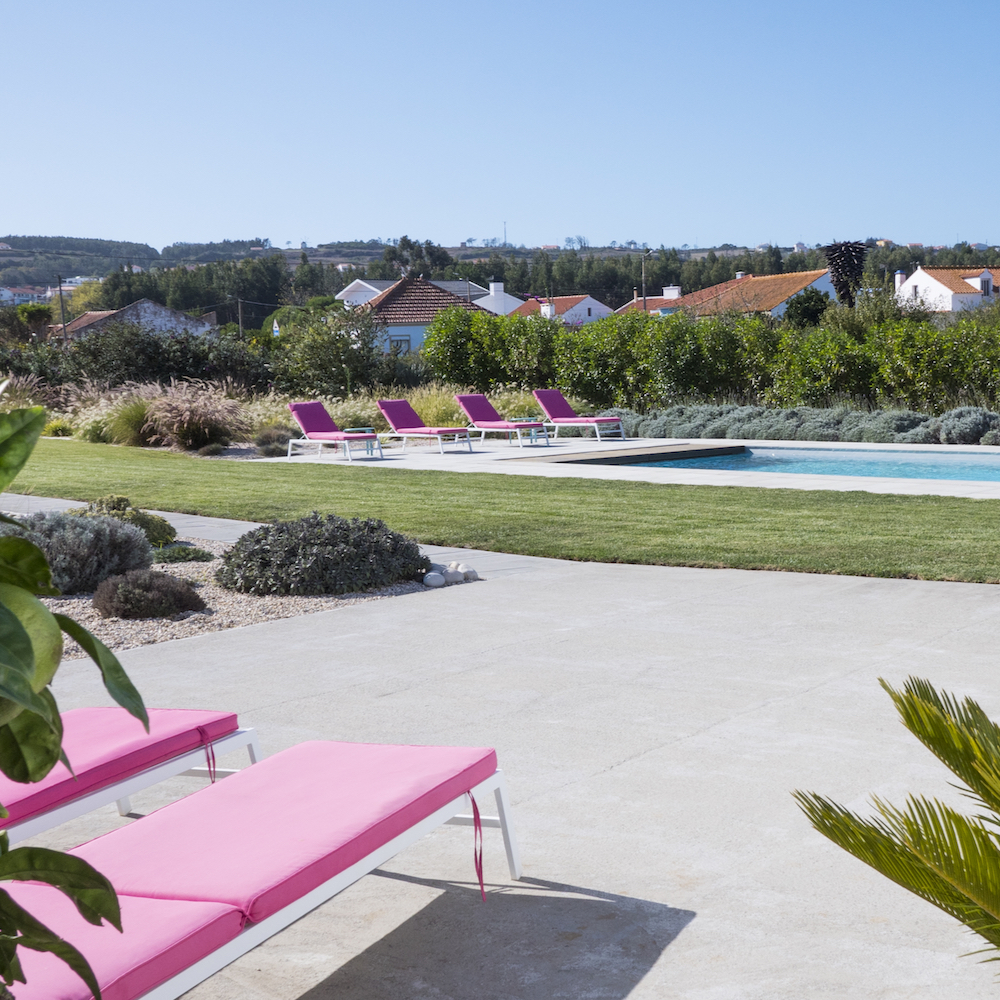 Zwembad met roze ligstoelen in Portugal