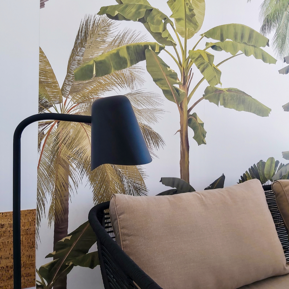 Bankje met tropisch behang en zwarte lamp