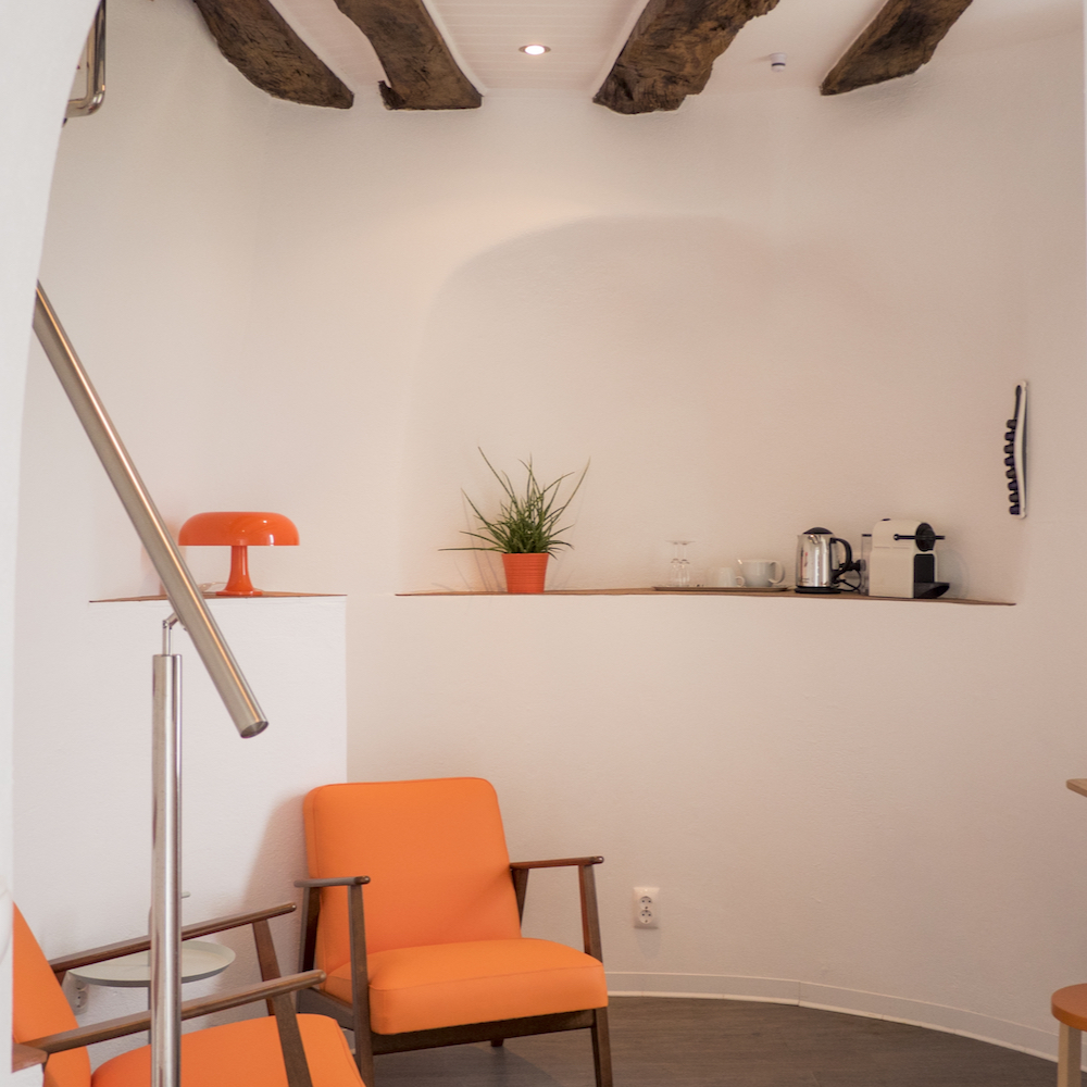 Oranje fauteuils in molen bij vakantiehuis