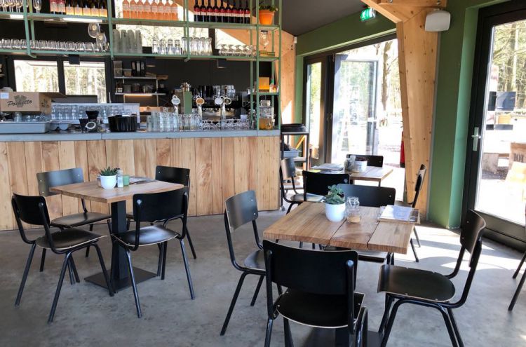 Tafels en stoelen in restaurant Buiten in de Kuil