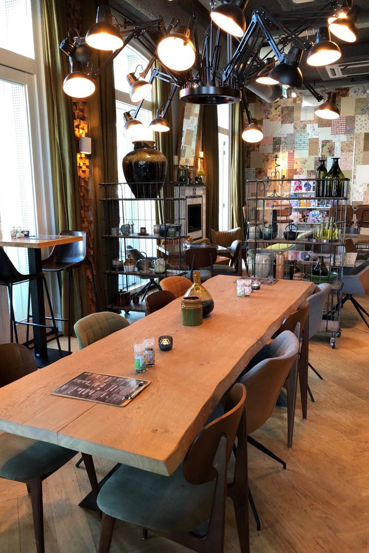 Grote tafel in restaurant in Soest