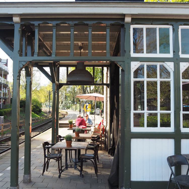 Stoelen en tafels op het perron van Soest